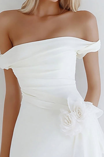 Robe de graduation moulante blanche à épaules dénudées avec fleur